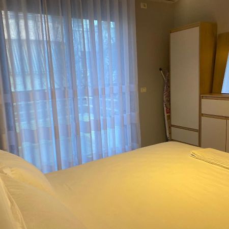 Cheerful 2-Bedroom Apartment In Golem Голем Экстерьер фото