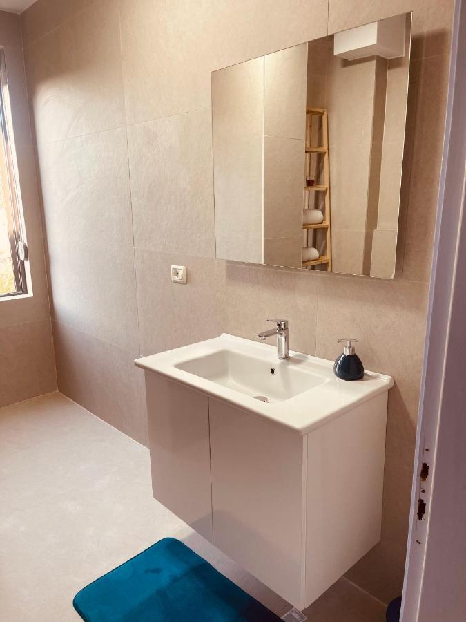 Cheerful 2-Bedroom Apartment In Golem Голем Экстерьер фото