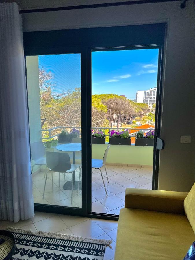Cheerful 2-Bedroom Apartment In Golem Голем Экстерьер фото